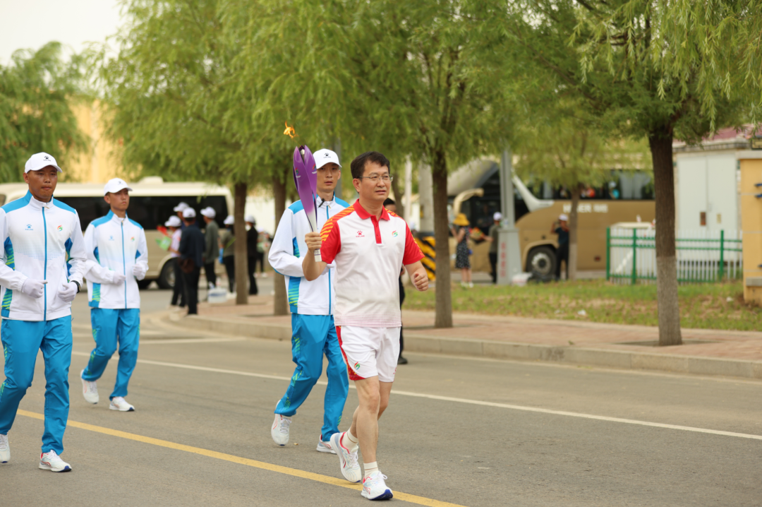 满世集团副总裁高四祥参加内蒙古自治区第十五届运动会火炬首站传递